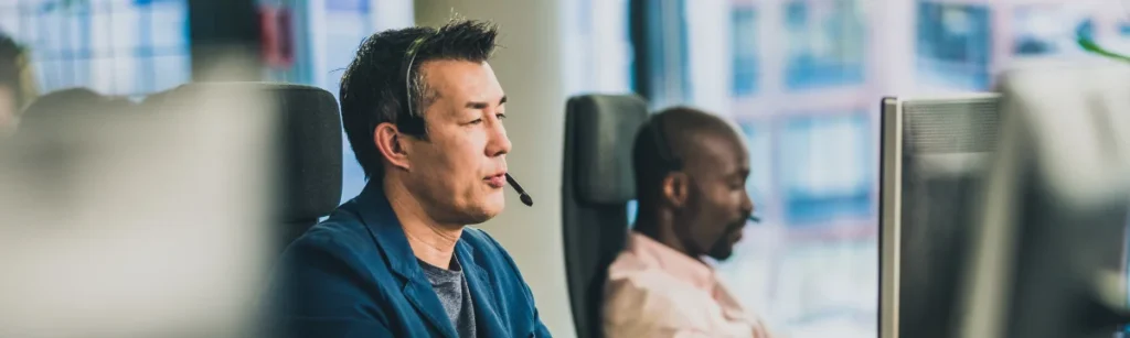 Bilde av support som tar telefonsamtaler