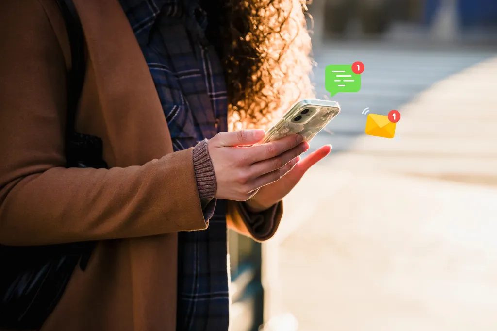 Dame som sjekker notifikasjon fra telefon